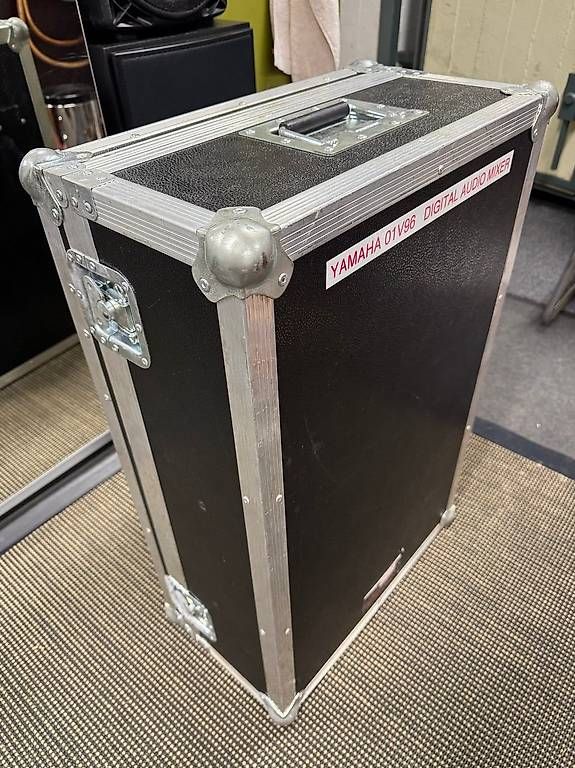 Yamaha Console di mixaggio: Yamaha 01V96 Digitaler Audiomixer im Flightcase – Usato da Dübendorf venduto da fabkub 4