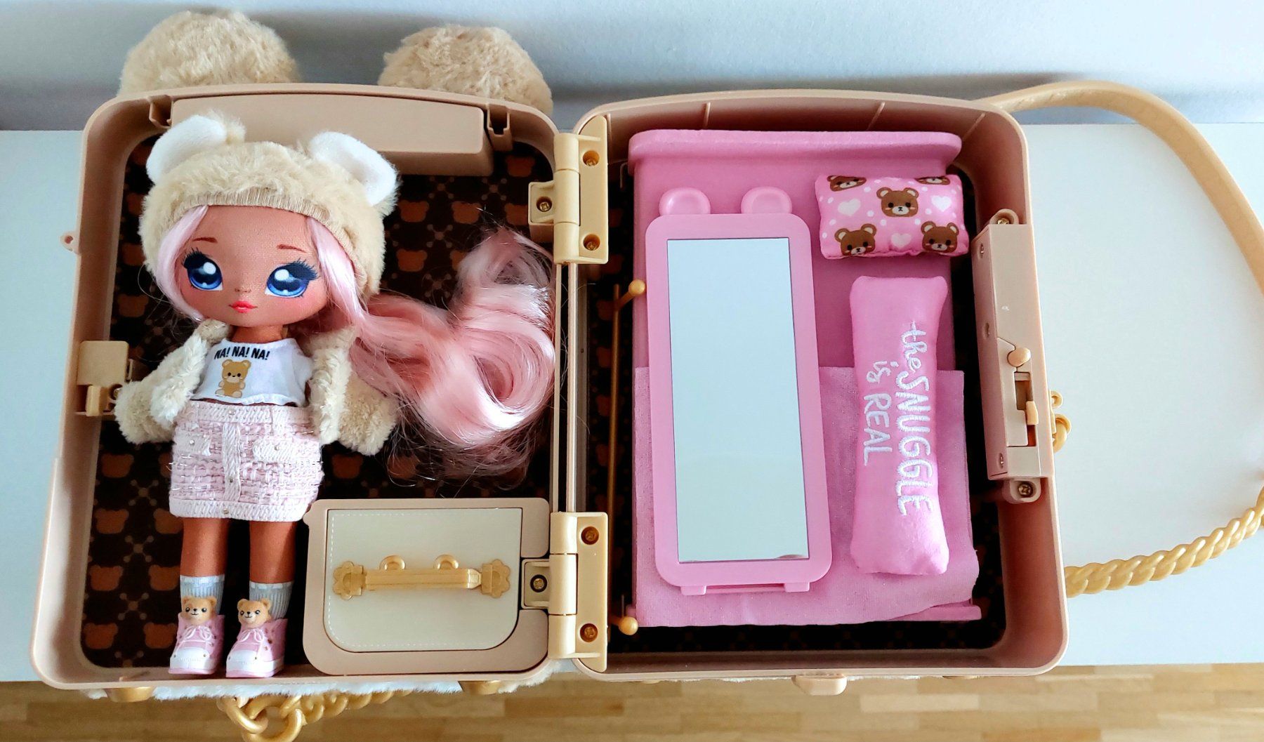 MGA Puppen: Poupée NA NA NA Surprise Backpack Bedroom – Gebraucht aus Genève von anam44 1