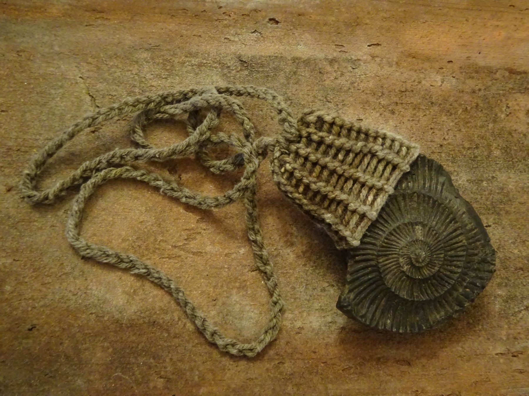 Sculture & Statue: Kette Ammonit Krieger Kannibale / Papua – Usato da Esslingen venduto da FetteSchnecke