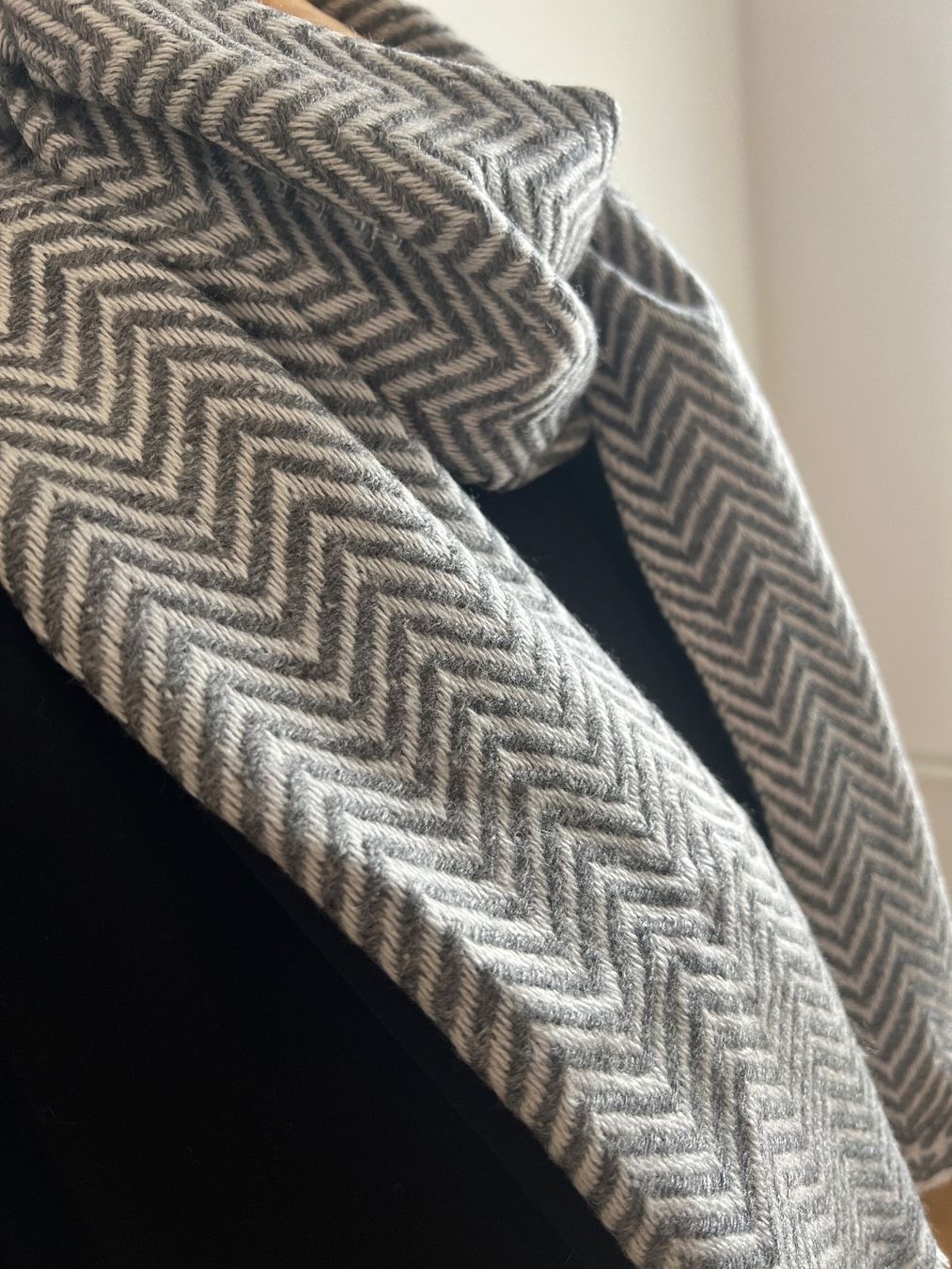 Foulards, Tücher & Schals: Écharpe douce chaude hiver 100% cachemire gris anthracite – Neu und originalverpackt aus Coffrane von Luxary_16