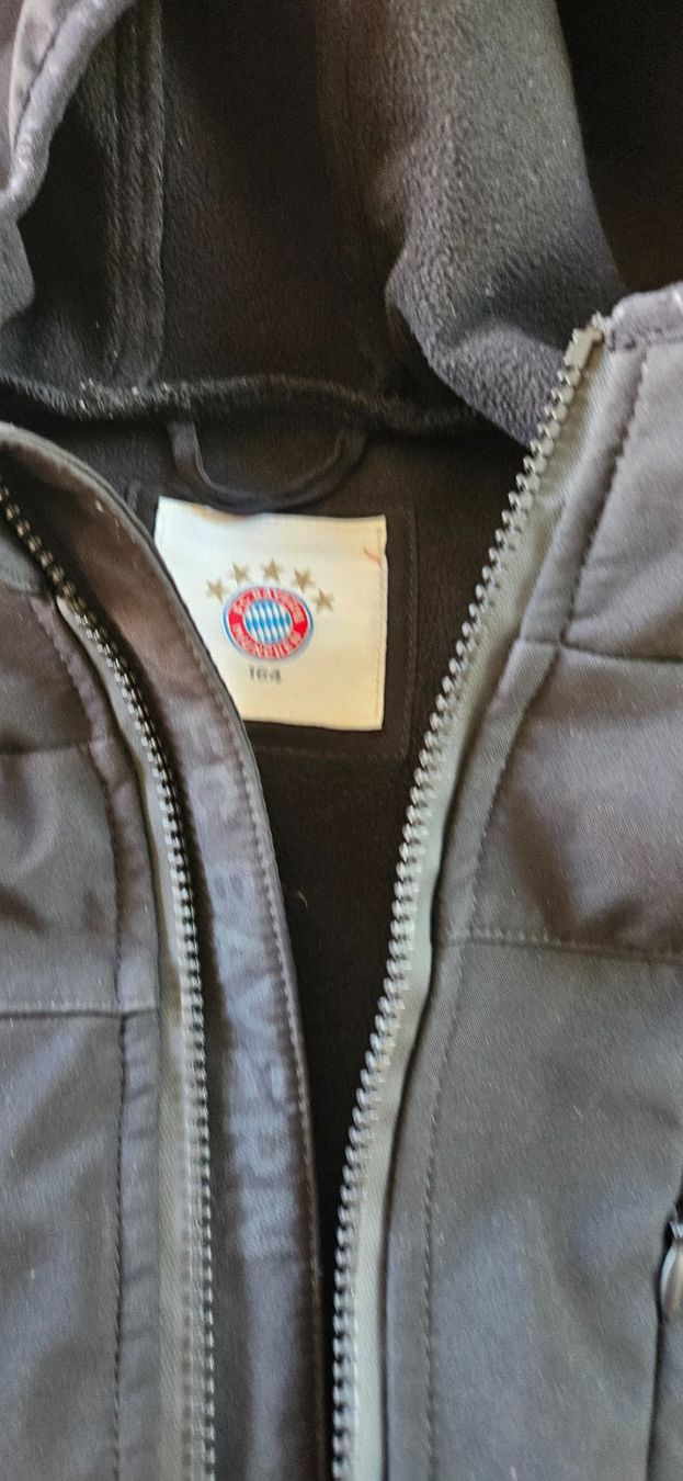 Bayern München Giacche: Veste softshell Bayern Munich taille 164 – Usato da La Sagne NE venduto da axel2007 1