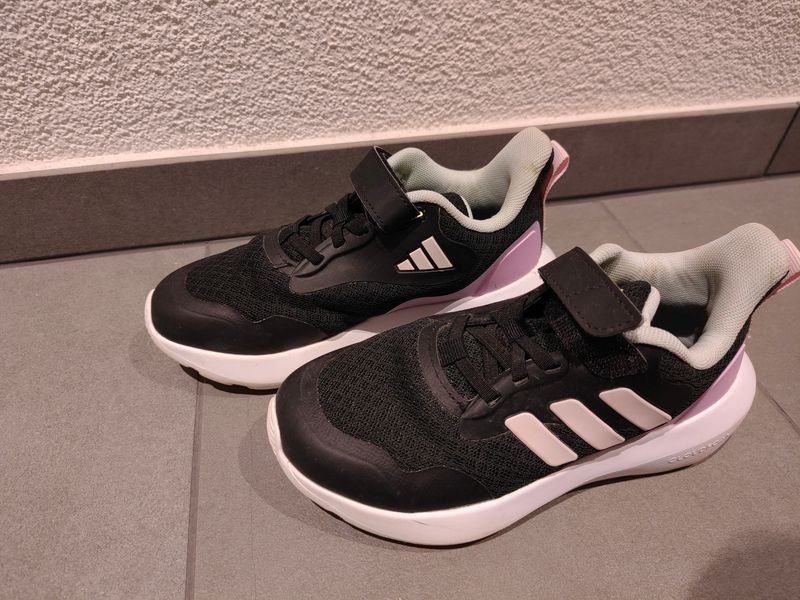 Adidas Scarpe per ragazze: Adidas Hallenschuhe/Sneaker - Gr. 32 – Usato da Oberhofen AG venduto da iitf2020