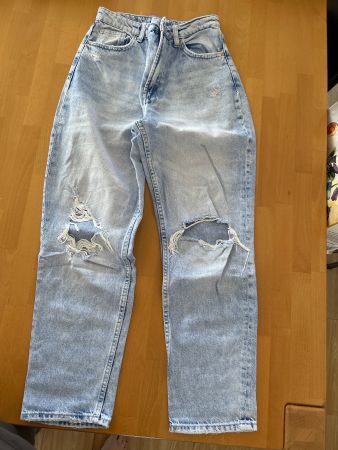 Helle Mom Jeans im Distressed Look, Grösse 34