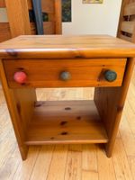 Holz Nachttisch fürs Kinderzimmer, Vintage Stil, Top Zustand