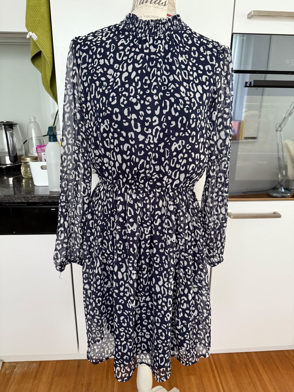 C&A Kleider: Kleid mit Leoprint in dunkelblau, Grösse 38 – Gebraucht aus Zumikon von ABrus01