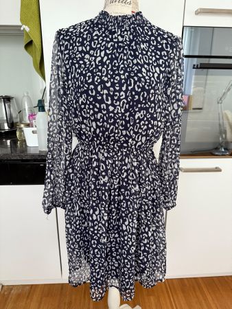 Kleid mit Leoprint in dunkelblau, Grösse 38