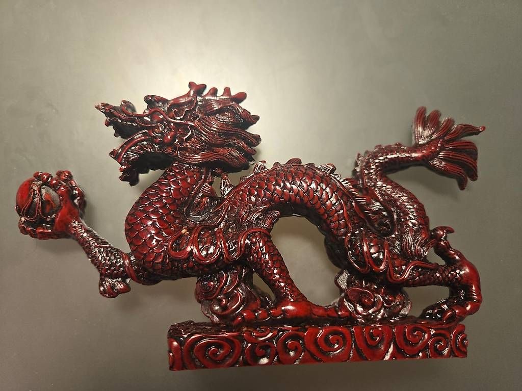 Statuette: Dunkelrote Drachenstatue aus Kunstharz – Usato da Basel venduto da Mahapo 1