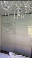 Kleiderschrank Glass Schiebetüren weiss. Neupreis war 1.350.