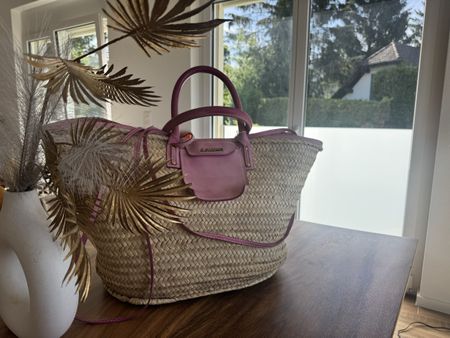 Sac panier en paille rose et cuir pour l'été – Magnifique!