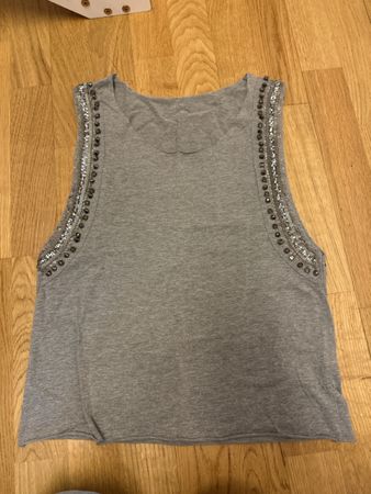 Canotta H&M grigia con borchie e stampa, taglia S