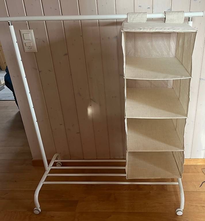 Garderobe: Kleiderstange inkl Aufhängesystem – Gebraucht aus Aefligen von Biienli