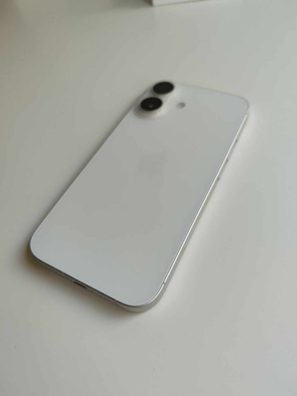 Apple Telefoni cellulari / Smartphones: iPhone 16 mit Apple MagSafe und Privacy Screen – Usato da Zürich venduto da flo_2h5w 2