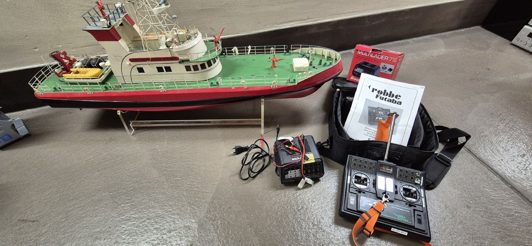 Modellismo RC: Modellboot Ferngesteuertes Feuerlöschschiff "Weser" – Difettoso da Gossau ZH venduto da Flylukas 1