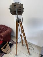 Faretto di scena vintage su treppiede regolabile 