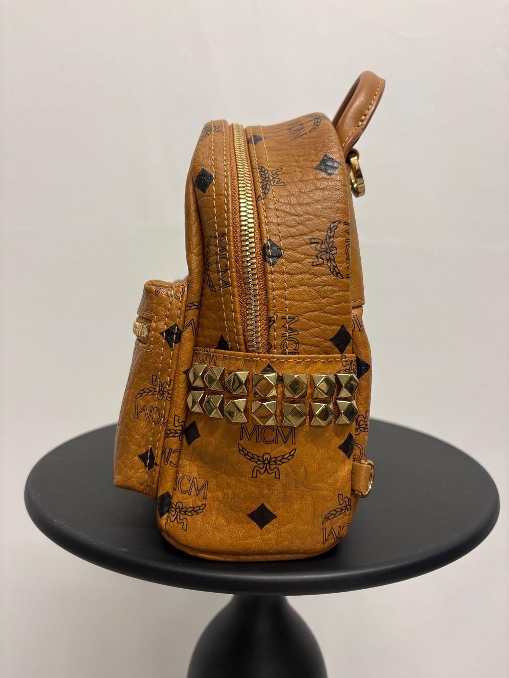 Mcm Borse da donna: MCM X-Mini Stark Bebe Boo Side Studs Rucksack in Cognac – Nuovo (secondo la descrizione) da Regensdorf venduto da secondchancefashion 2