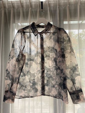 Durchsichtige Bluse mit Rosen Gr. S ungetragen
