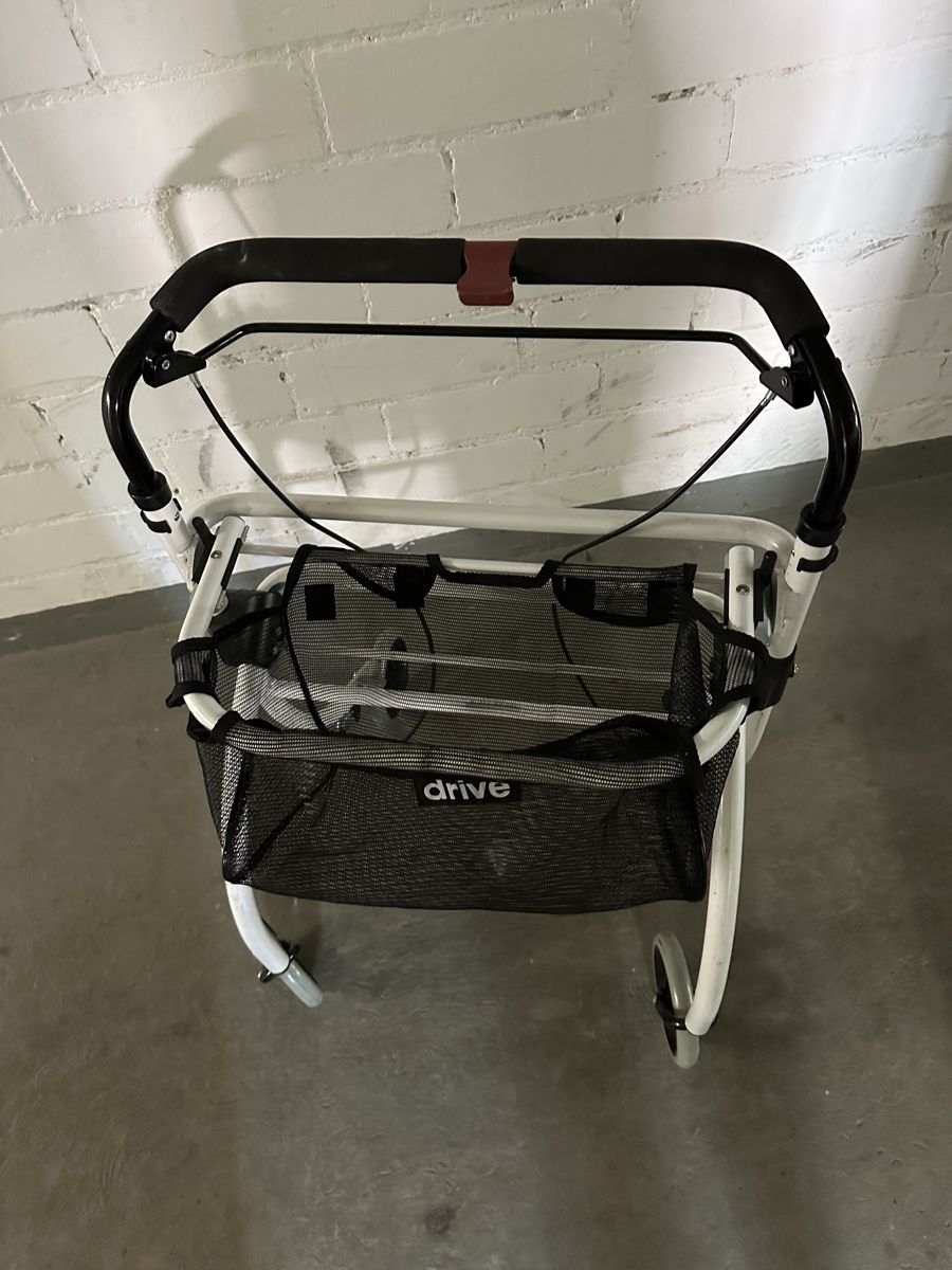 Aides à la marche: Rollator  – Neuf avec emballage d'origine à Bützberg par Chisco 1