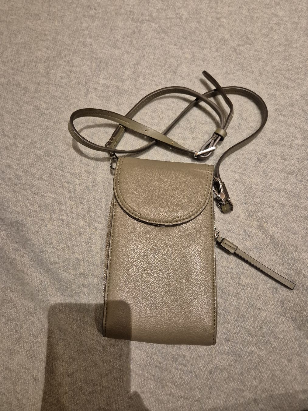 Taschen für Damen: Handtasche  klein mit Schultergurt neuwertig – Neu (gemäss Beschreibung) aus Herrliberg von SELENONAUTKA