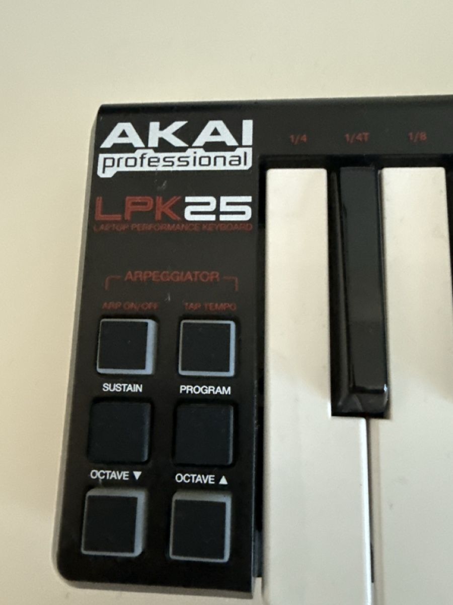 Akai Strumenti musicali: AKAI LPK25 Midi Keyboard Controller gebrauchter Zustand – Usato da Schaffhausen venduto da Italo9 1