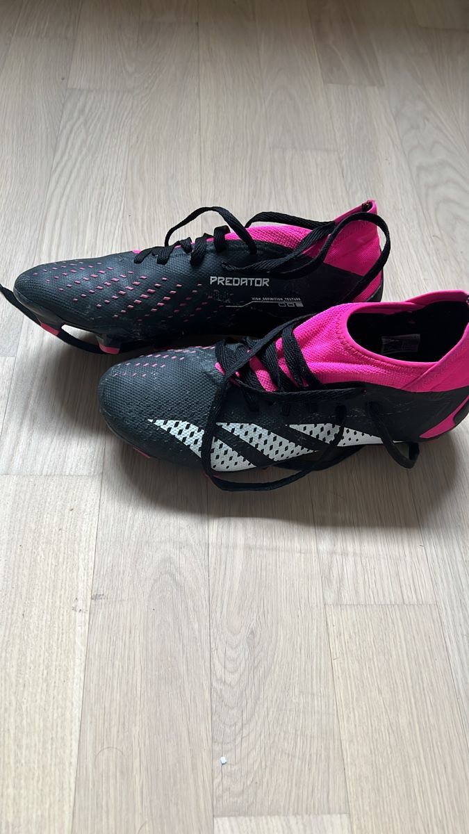 Adidas Herrenschuhe: Chaussures de foot adidas Taille 39. 1/3 – Neu (gemäss Beschreibung) aus Sion von jerermy1911