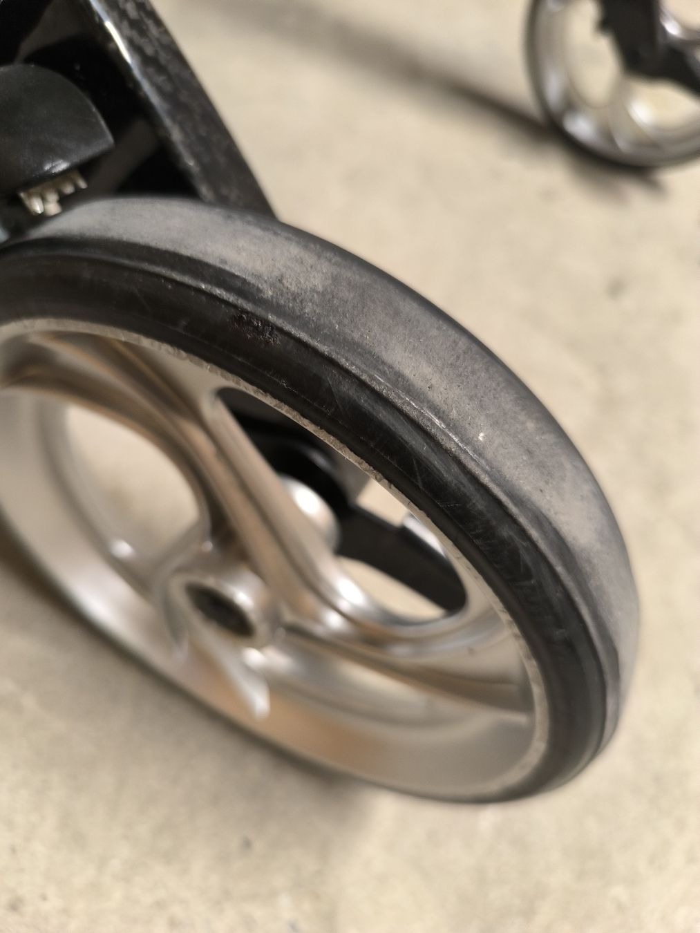 Ausili per la deambulazione: Rollator aus Carbon – Difettoso da Allschwil venduto da BezoBezo 6