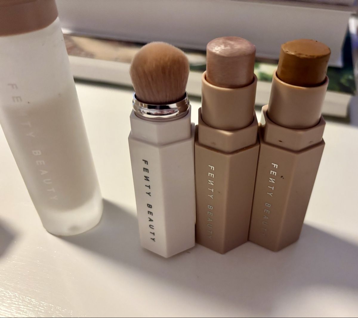 Sephora Make-up: Fenty Beauty Set: Primer, Pinsel, 2 Match Stix – Usato da Baden venduto da Tiffany6878 1
