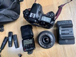 Nikon D2x DSLR mit WW Objektiv und Blitz