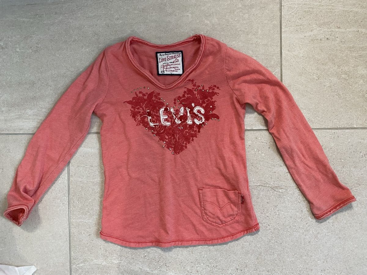 Levi's Maglioni & Felpe: Levi's Langarmshirt Herz-Print Gr. 4A Mädchen  – Usato da Neerach venduto da ne11a