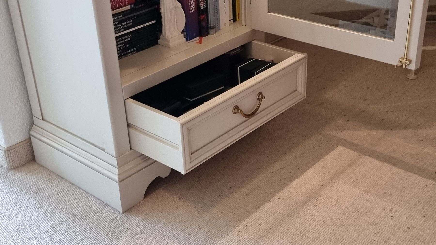 Vetrine: Vitrinen Schrank weiss mit Glasfront und Schublade – Usato da Twann venduto da MW51 3