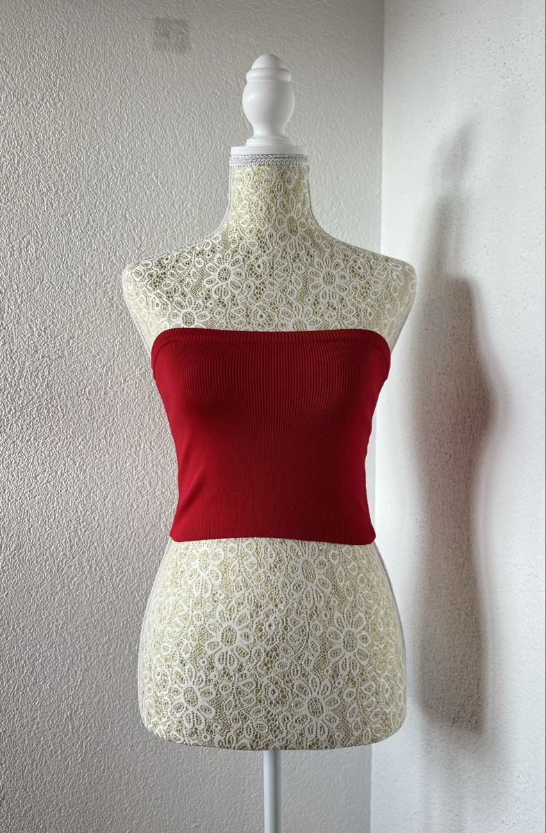 Bershka Top: Cheecky red mini top💋 – Usato da Otelfingen venduto da houseofstae