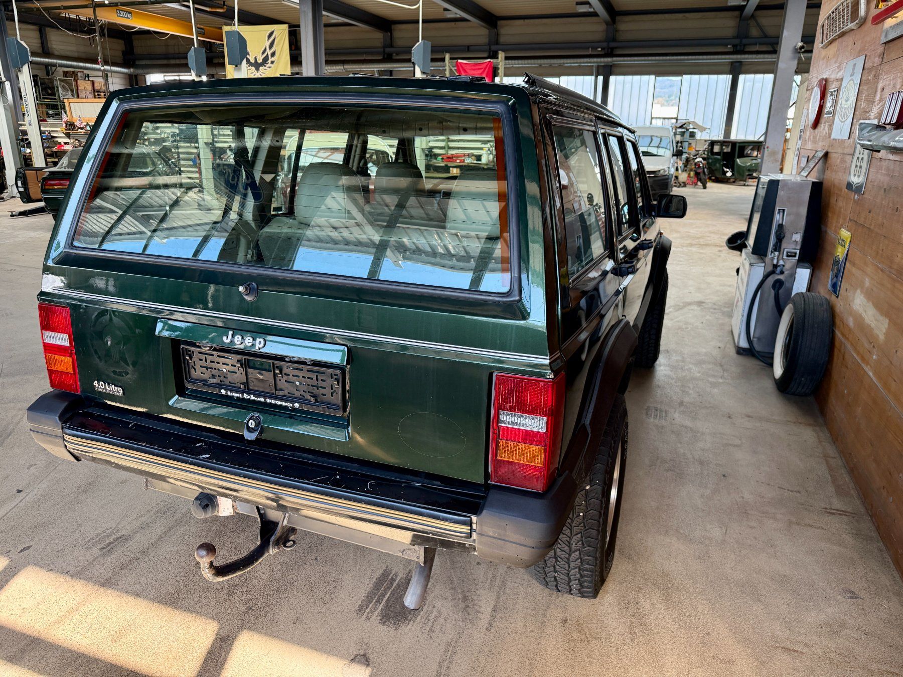 Jeep Automobili: Jeep Cherokee 4.0 XJ – Usato da Gretzenbach venduto da GarageMeilenweit 8