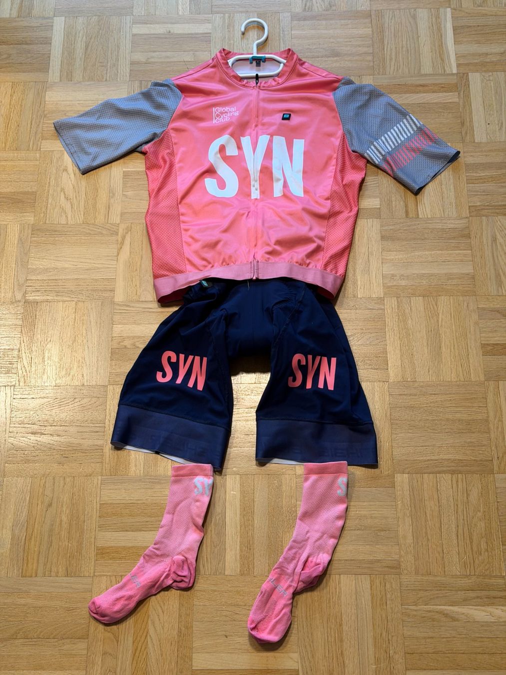 Maillots de corps & Pantalons: SYN Pro Kit  Bibs, Jersey, Socken Gr.L – D'occasion à Rheinfelden par DA__RIO
