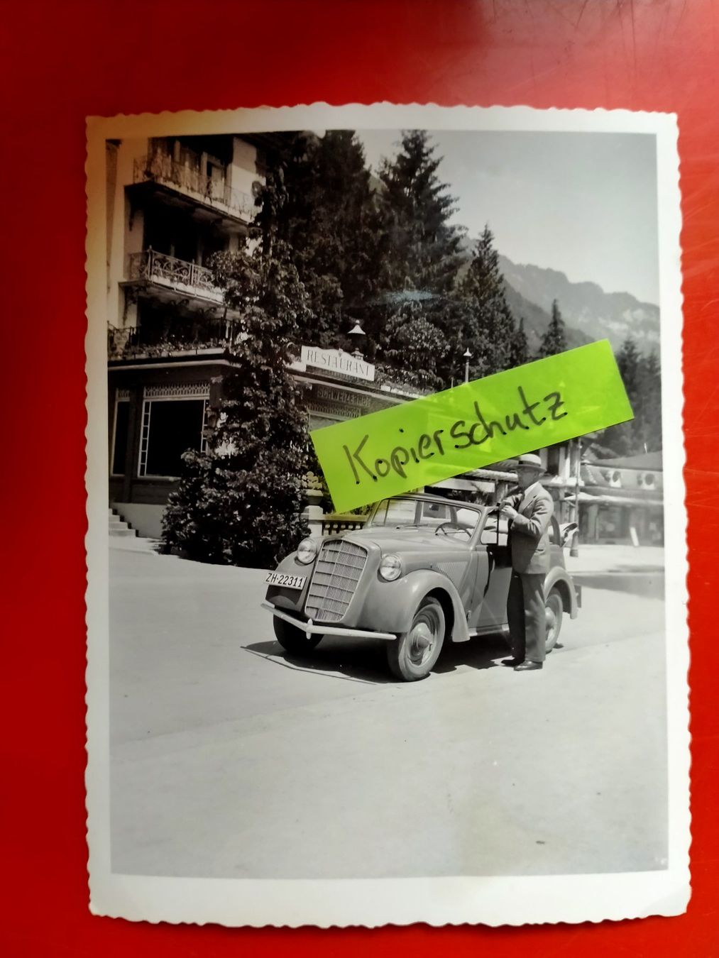 Ansichtskarten: Fotografie Schweizerhof Oldtimer Auto Nr ZH... Menschen – Gebraucht aus Küssnacht am Rigi von cartolina-1