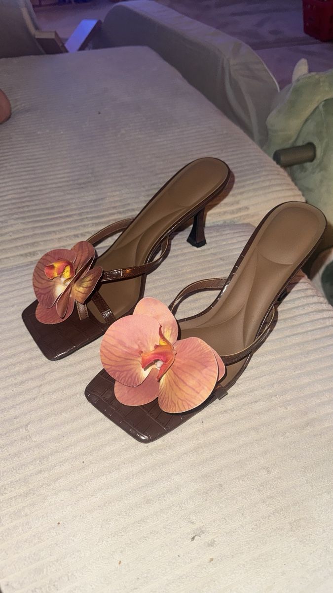 Scarpe da donna: Pumps mit Blumen Grösse 42 braun neu – Nuovo (secondo la descrizione) da Seftigen venduto da JGG