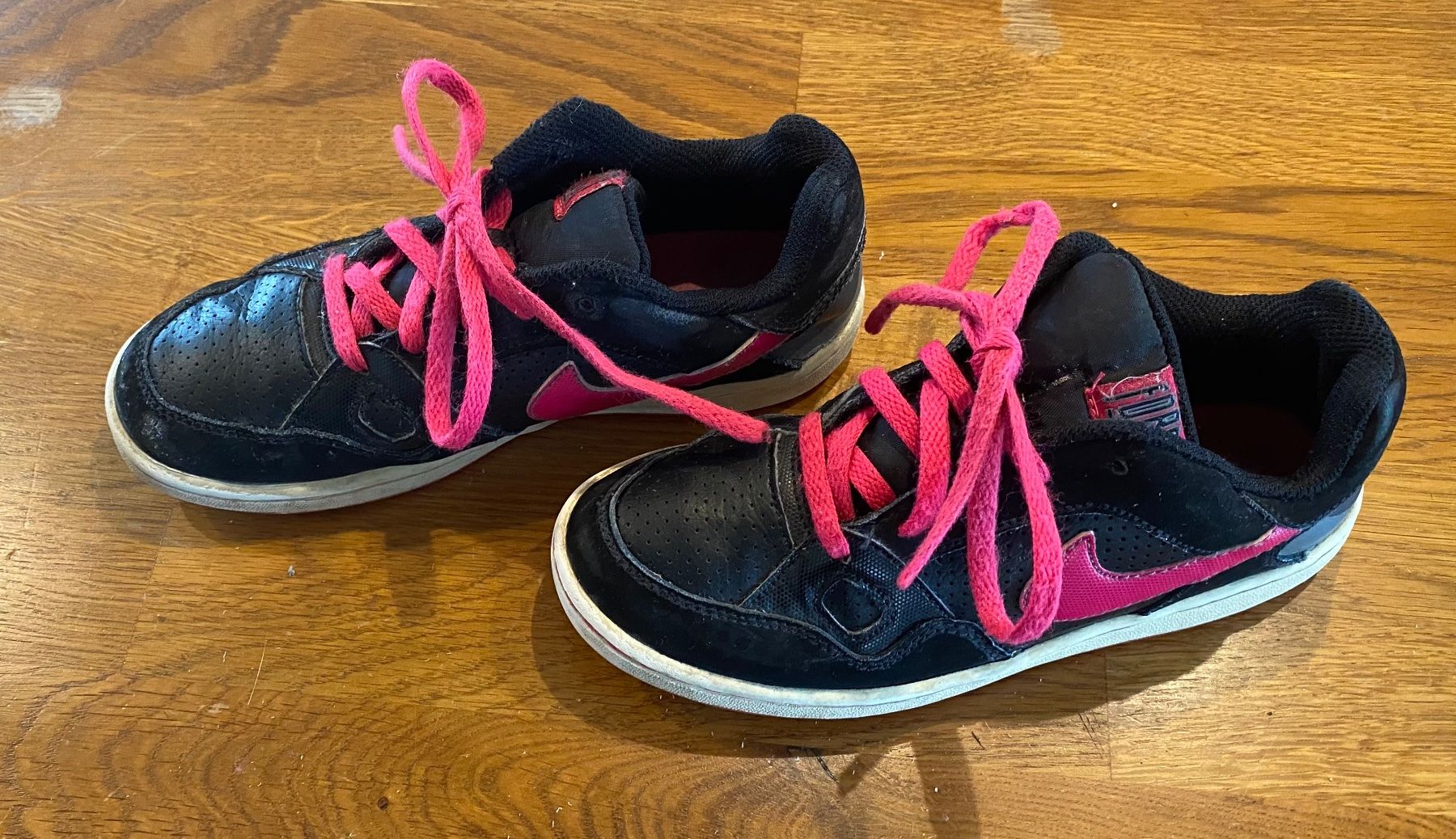 Nike Scarpe per ragazze: NIKE MÄDCHENSCHUHE SCHWARZ-PINK GR. 33.5 – Usato da Sarmenstorf venduto da Froeschli81 1