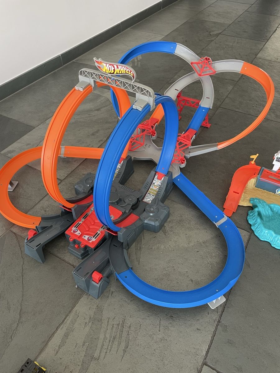 Hot Wheels Spielzeuge: Hot Wheels Bahnen und Autos – Gebraucht aus Zollikon von yul_5wgc 2
