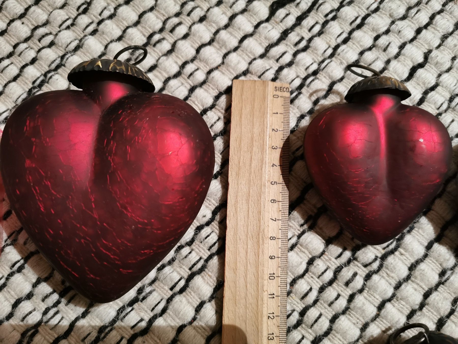 Tutte le decorazioni: 5 Weihnachtskugeln Herzen Biedermeier rot Shabby Chic – Usato da Luzern venduto da Brueschi 1