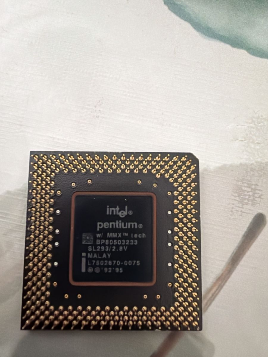 Intel Composants électroniques: Intel Pentium MMX 233 – Défectueux à Martigny par capri2800 1