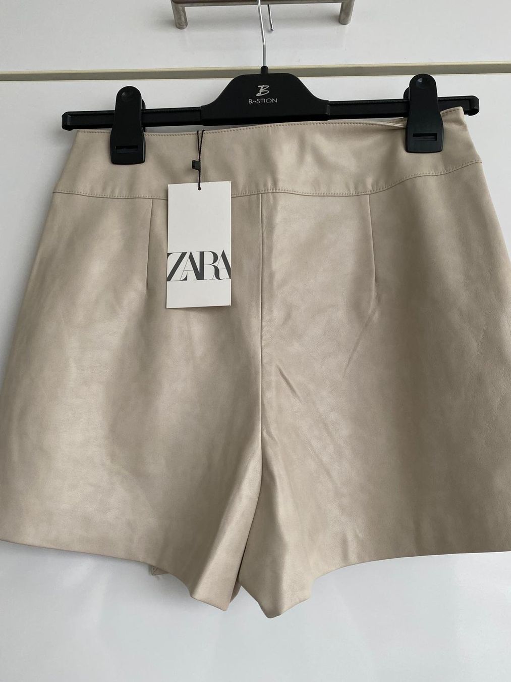 Gonne: Zara Skort Lederoptik, Beige, Grösse L, Neu mit Etikett – Nuovo e nell'imballaggio originale da Arbon venduto da MaritK 2