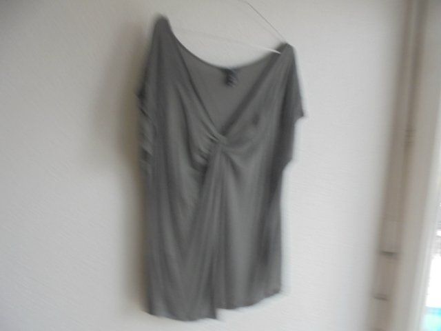 H&M T-shirt: T-Shirt grau Gr. L H& M NEU – Nuovo (secondo la descrizione) da Hinwil venduto da Glasperlen