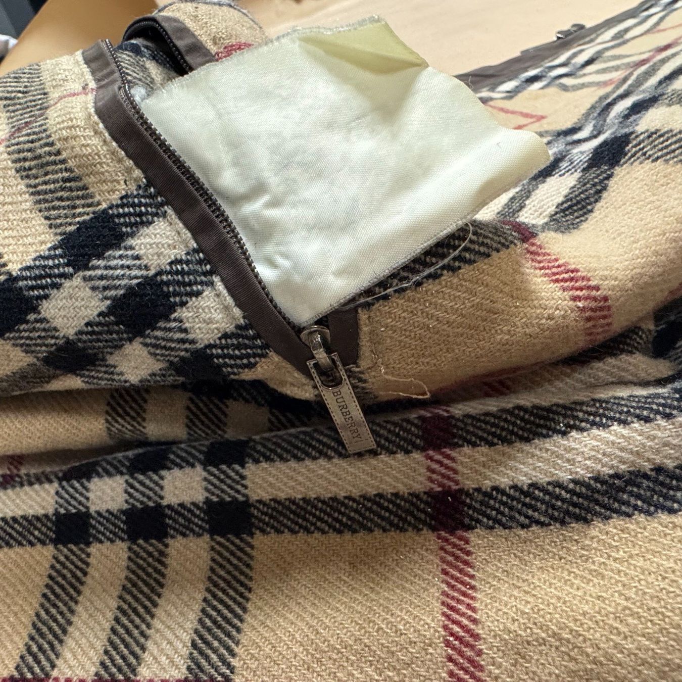 Burberry Giacche: Vintage Burberry brown rain jacket – Usato da St. Gallen venduto da sourced_limited 5