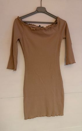 Rippkleid schulterfrei mit Rüschenbesatz, braun, Gr. S