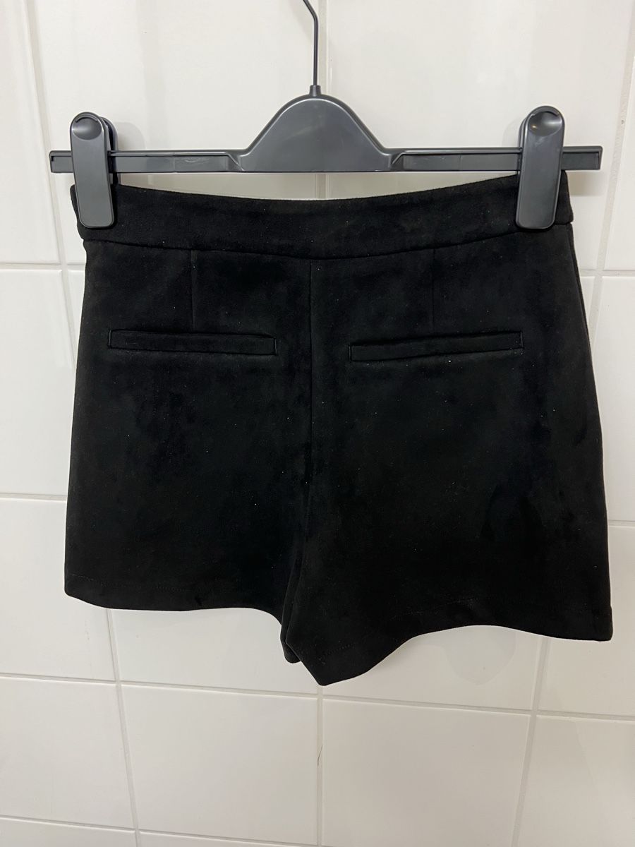Zara Pantaloni: Shorts schwarz in Wildlederoptik – Nuovo (secondo la descrizione) da Jona venduto da n.ferrari 1