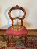 Antiker Stuhl, Nussbaumholz, Bezug mit Rosenmuster