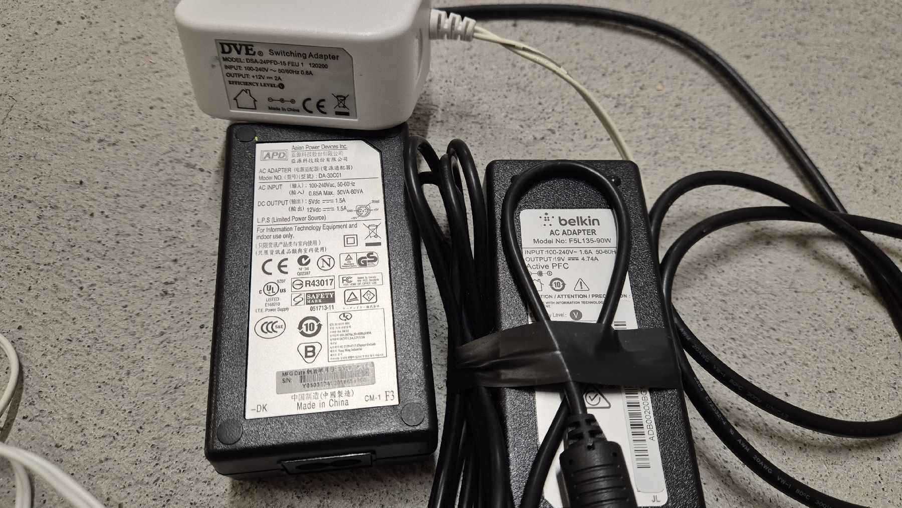 Componenti elettronici: set of computer power supplies power bricks adapters – Difettoso da Fahrweid venduto da 0739 1