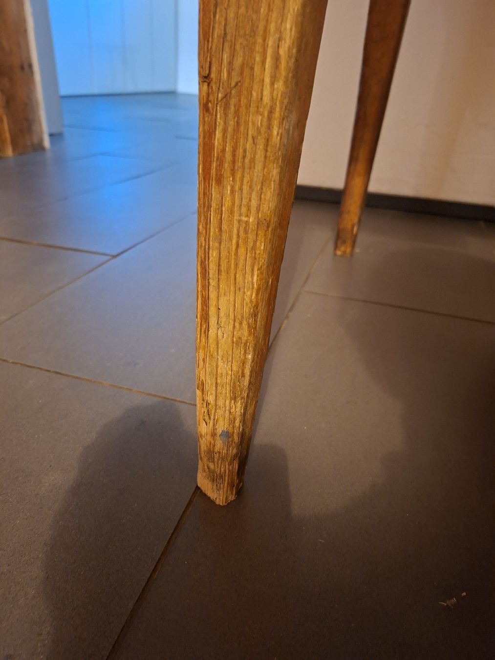 Tavoli: Alter Holztisch mit Schublade  – Usato da Aadorf venduto da Hupfgump 8