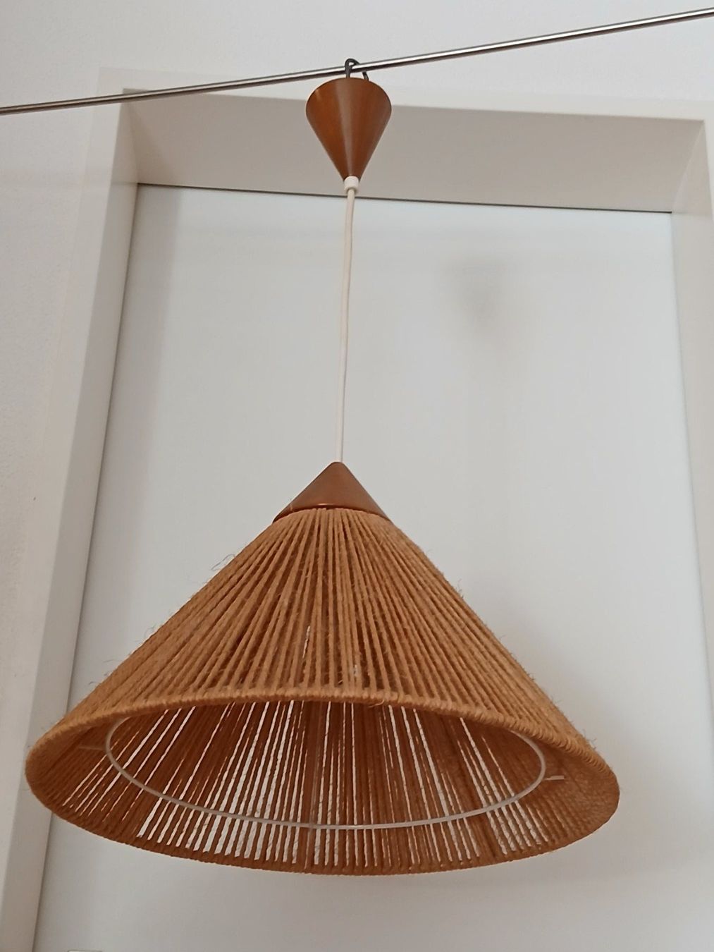 Temde Leuchten Lampadari & plafoniere: Seltene Temde Deckenleuchte 60er Holz mit Sisal – Usato da Zumikon venduto da Vollvintage 1