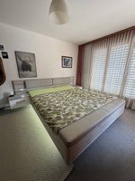 Doppelbett mit Lattenrost und Nachtischen in Holzoptik