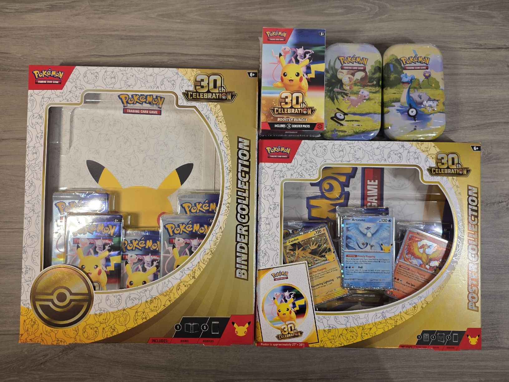 Pokémon Carte collezionabili: Pokémon 30th Celebration Binder + Poster + Bundle + 2 Tins – Nuovo e nell'imballaggio originale da La Ferrière venduto da mar_8z6z