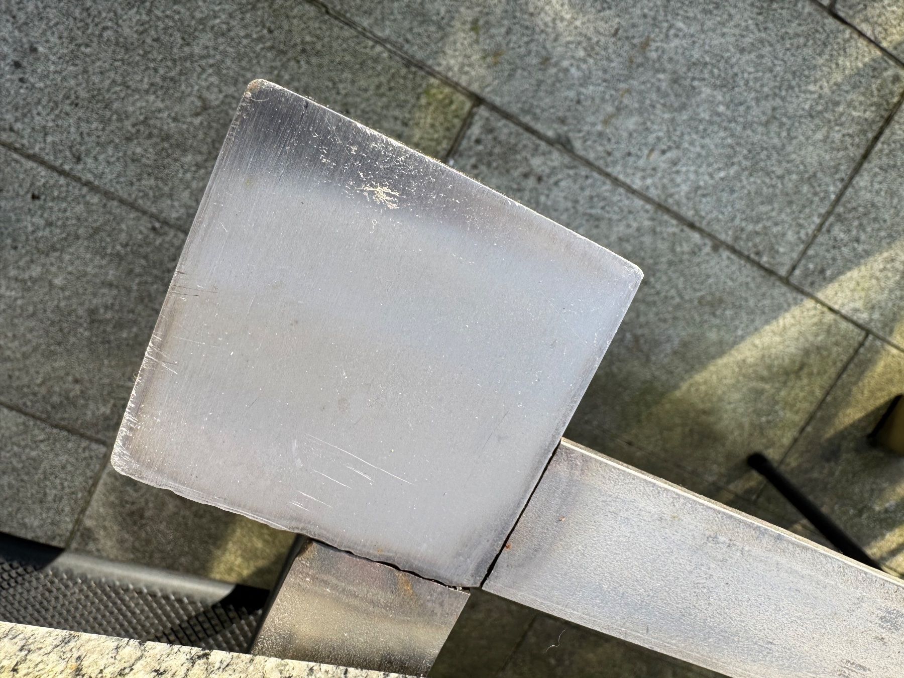 Tavoli: Gartentisch mit Steinplatte und verschweisstem Metallgestell – Usato da Goldau venduto da Bergsturz1806 1